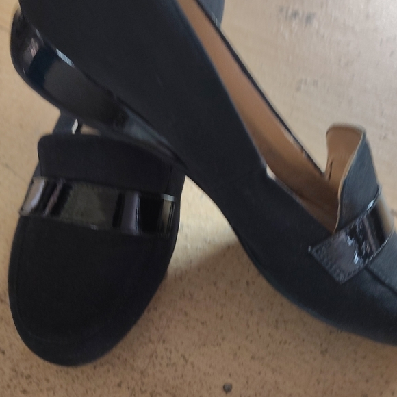 Abella Women's Elegant Black Flats - Picture 2 of 3